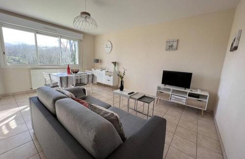 Cambo-les-Bains Apartment | Charmant T2 à Cambo-les-Bains : Terrasse, Parking, Internet - FR-1-495-76