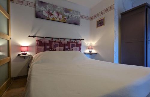Perassay Bed & Breakfast | Charmante Chambre Coquelicot : calme, activités variées, accès indépendant, parking sécurisé. - FR-1-591-450