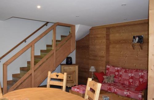 Pralognan-la-Vanoise Ski Chalet | Charmante grange rénovée, 4 pers, proche Pralognan, balcon, poêle à bois, randonnées et navette ski - FR-1-464-230