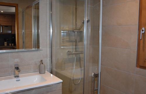 Pralognan-la-Vanoise Ski Chalet | Charmante grange rénovée, 4 pers, proche Pralognan, balcon, poêle à bois, randonnées et navette ski - FR-1-464-230