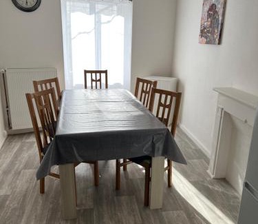 Morlaix Apartment | Charmante maison de ville avec parking à côté.