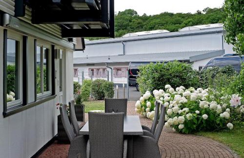 Merkenfritz Apartment | Charmantes Ferienhaus mit Garten, Kamin & Teich