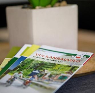 Merkenfritz Apartment | Charmantes Ferienhaus mit Garten, Kamin & Teich