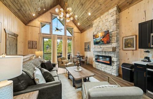 Sevierville House | Charmed Waters Cottage - Family Lake Getaway