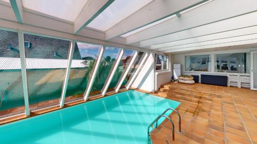 Vodskov Apartment | Charmerende 4BR Feriehus med Pool og Have
