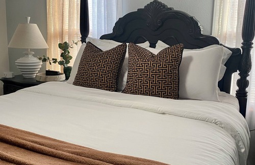 Toledo House | Charming 1-3 Bedroom Retreats with Spa Perks.
