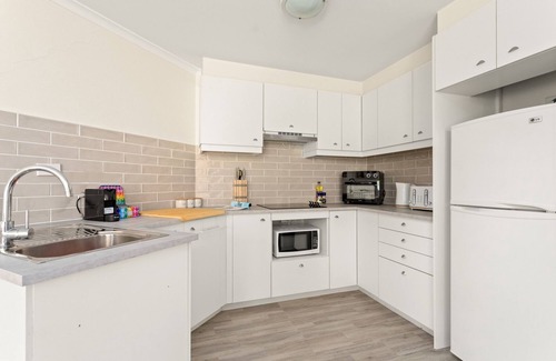 Chippendale Apartment | Charming 1-Bed Apartment Close to Shops and Parks