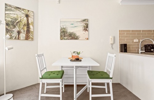 Chippendale Apartment | Charming 1-Bed Apartment Close to Shops and Parks