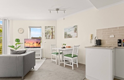 Chippendale Apartment | Charming 1-Bed Apartment Close to Shops and Parks