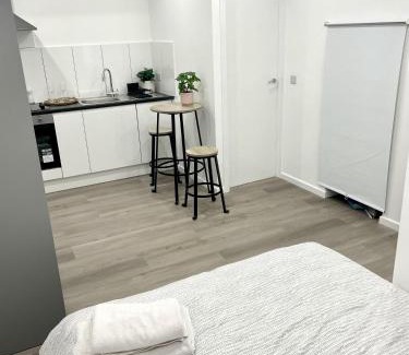 Larkhall Apartment | Charming 1-Bed Studio in London