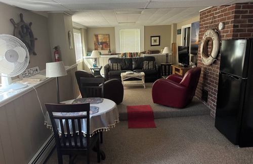 Middlebury Apartment | Charming 1-bedroom apartment with off street parking in Middlebury.