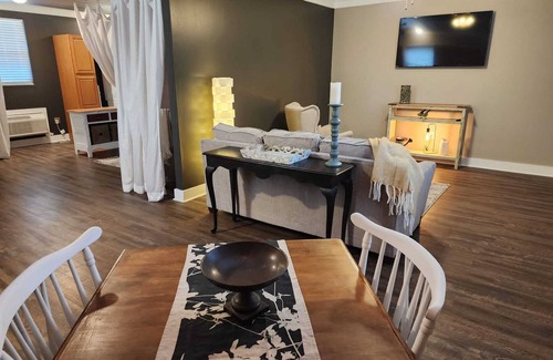 Greenwood Apartment | Charming 1-bedroom apartment with WiFi and close to the Hospital in Greenwood