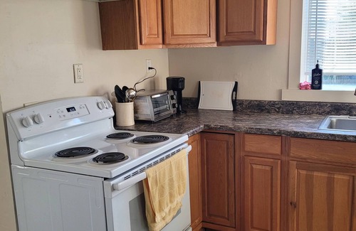 Bunker Hill Apartment | Charming 1-bedroom apartment in lovely Coos Bay. Wi-Fi included!