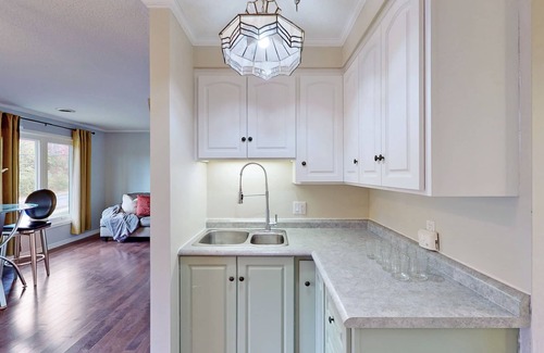 Breslau House | Charming 1 Bedroom Apartment Overlooking Garden