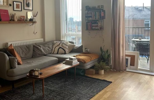 Hackney Apartment | Charming 1-bedroom apartment in East London with balcony