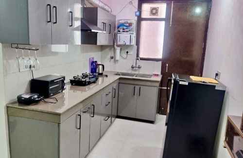 Zirakpur Apartment | Charming 1-bedroom apartment with AC, WiFi, Smart Tv-40inch in tranquil zirakpur