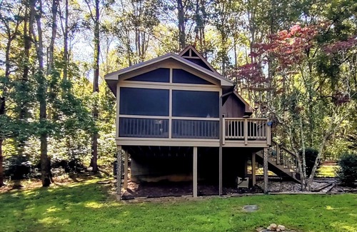 Peaks Cabin | Charming 1-bedroom cabin with loft on Stoney Creek in Beautiful Bedford County