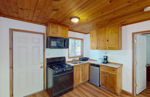 Cobb Cabin | Charming 1 bedroom cabin. Queen bed, WIFI, King Sofa Sleeper. Outdoor seating.