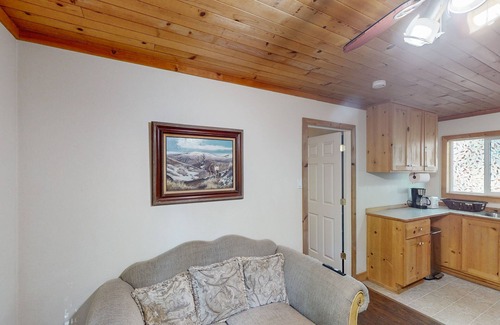 Middletown Cabin | Charming 1 bedroom cabin. Queen Bed, WIFI, outdoor seating and dining area.