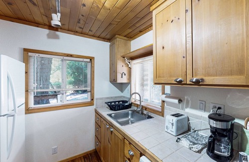 Cobb Condo | Charming 1 bedroom Cabin with King bed, Queen Sofa Sleeper, WIFI, Kitchen, Deck