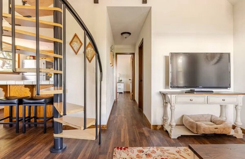 Oakhurst Cottage | Charming 1-bedroom cottage with AC, & WiFi in Oakhurst - Yosemite National Park.