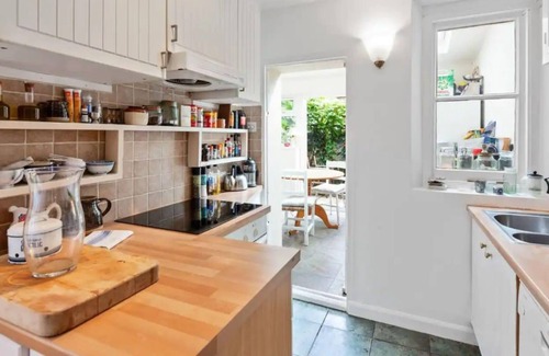 Askew Apartment | Charming 1 Bedroom Flat in Hammersmith