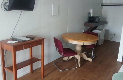 Mayo House | Charming 1-bedroom hotel with AC, WiFi in delightful Mayo