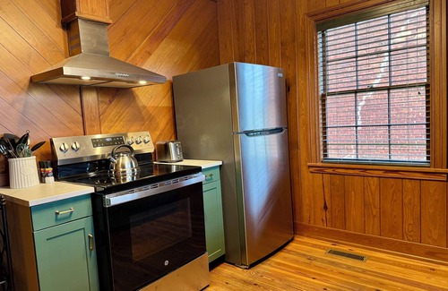 Thomasville House | Charming 1-bedroom house in Metcalfe with modern amenities and a vintage vibe