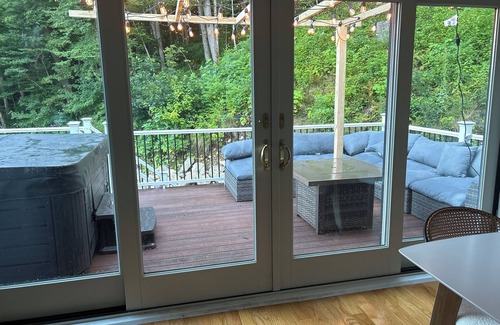 Readsboro House | Charming 1-bedroom in a house in readsboro withprivate entrance, private hot tub