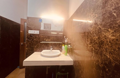 Sirimalwatta Apartment | Charming 1-bedroom apartment with fitness room and WiFi in peaceful Sirimalwatta