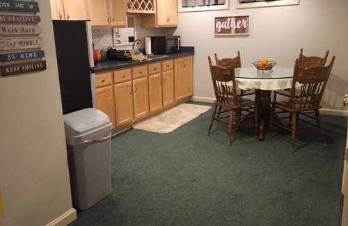 Youngstown House | Charming 1-bedroom queen size bed in house in quaint Youngstown