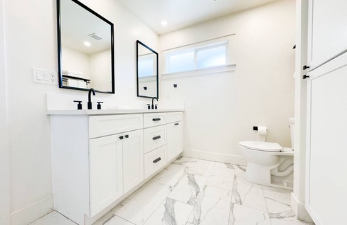 Eastvale House | Charming 1-bedroom suite with WiFi and AC in Eastvale with private bathroom
