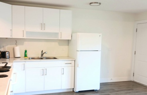 Vernon House | Charming 1-bedroom suite close to beaches in fabulous Vernon