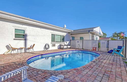 Fort Pierce Villa | Charming 1-Bedroom VilLLA WALK TO BEACH with Pool