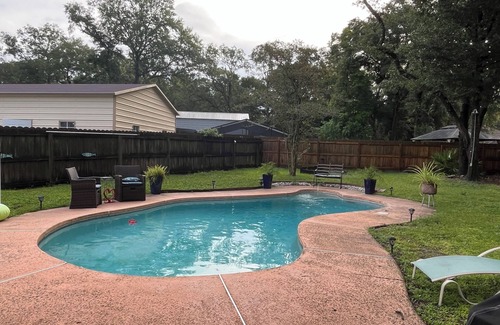 Arlington House | Charming 1-bedroom and private bathroom with use of pool-non heated and fire pit