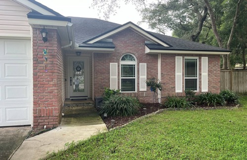 Arlington House | Charming 1-bedroom and private bathroom with use of pool-non heated and fire pit
