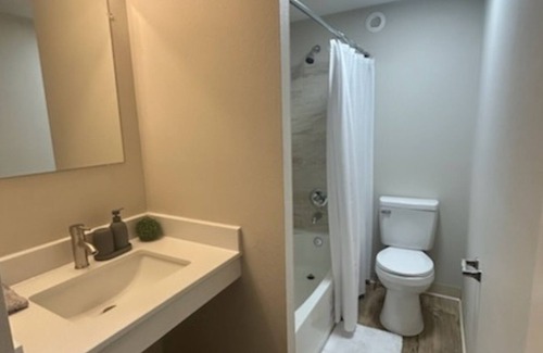 Lake Charles Apartment | Charming 1-bedroom apartment in lovely Lake Charles with AC