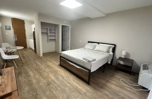 Lake Charles Apartment | Charming 1-bedroom apartment in lovely Lake Charles with AC
