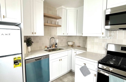 Mar Vista House | Charming 1-bedroom house in welcoming Los Angeles with laundry in-unit