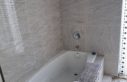 Hunt Club Resort | Charming 1-bedroom resort with WiFi, AC and kitchen in The Acreage of Westlake