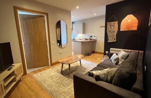 Runnymede Apartment | Charming 1 BR apt in town centre
