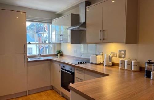 Runnymede Apartment | Charming 1 BR apt in town centre