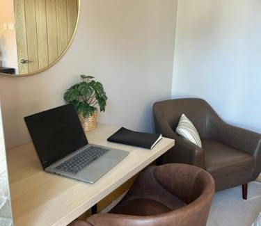 Runnymede Apartment | Charming 1 BR apt in town centre