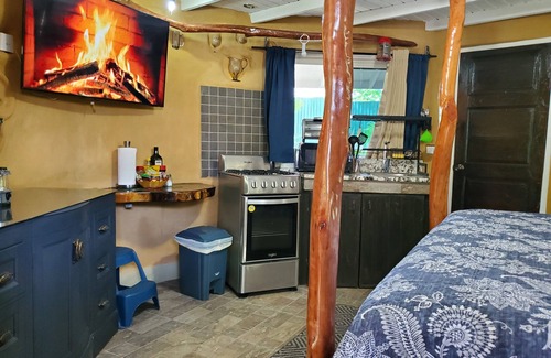 Runaway Bay Cottage | Charming 1-BR cottage w/WiFi and AC w/pool and beach access in Runaway Bay