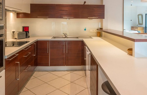 Port-Louis House | Charming 1930s Family Home, Modern Extension, Near Coves, Sleeps 10, WiFi, Private Garden