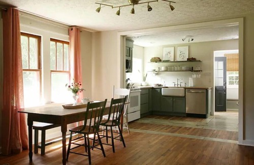 Dahlonega Cottage | Charming 1935 Cottage: "The Little House"