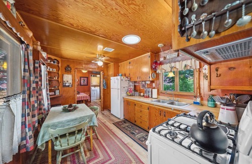Idyllwild Cottage | Charming 1937 Vintage Cottage 2 bedrooms/baths,(Sleeps 4) walk to town/creek