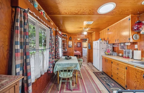 Idyllwild Cottage | Charming 1937 Vintage Cottage 2 bedrooms/baths,(Sleeps 4) walk to town/creek