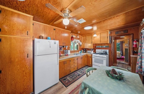 Idyllwild Cottage | Charming 1937 Vintage Cottage 2 bedrooms/baths,(Sleeps 4) walk to town/creek