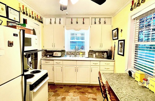 Menasha House | Charming 1940's 2-bedroom Bungalow